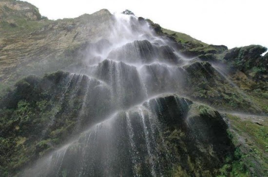 Arbol-de-Navidad-waterfall4-550x365.jpg