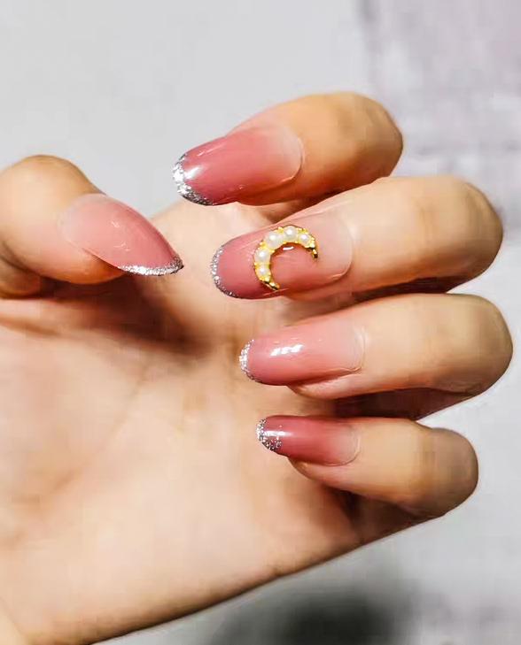 18Shiny nails +delicate thin rings make the fingers super beautiful, come to see my collection