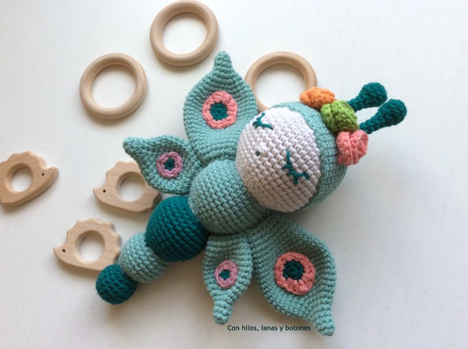 Con hilos, lanas y botones: Leti mariposa amigurumi (patrón Cucapuntoes)