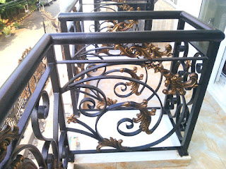model railing balkon Besi tempa klasik minimalis dengan perpaduan ornamen besi tempa unik