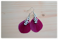 boucles d'oreilles plumes bordeaux et breloques clef de sol