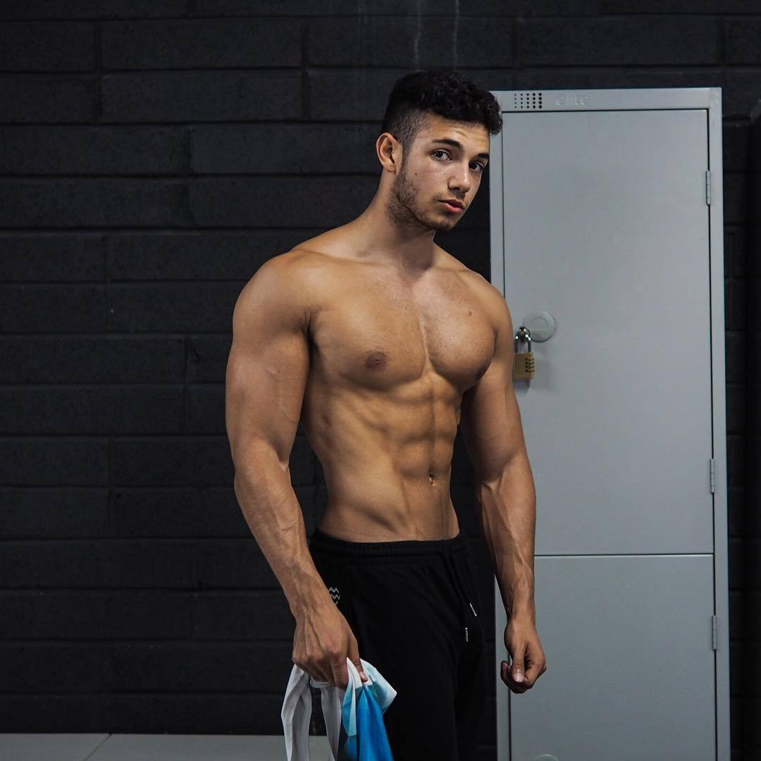 cute-strong-bad-boys-kyle-mullen-shirtless-beefy-young-hunk