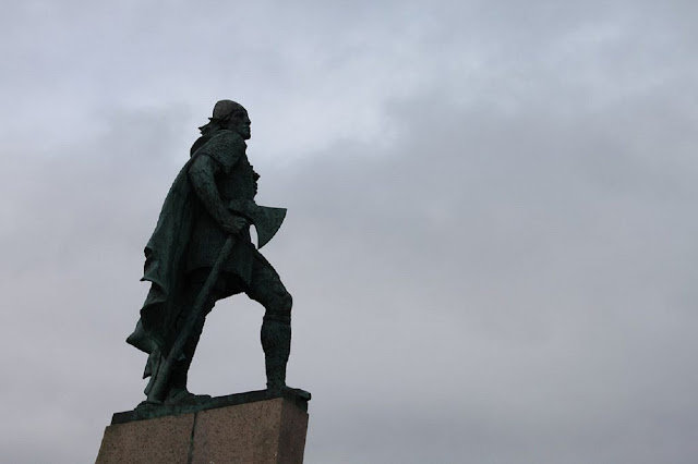Памятник Лейфу Эрикссону перед церковью Hallgrimskirkja. Рейкьявик, Исландия