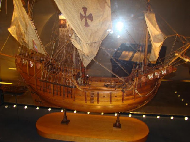 vista laterale e vele della santa maria di colombo al museo di genova