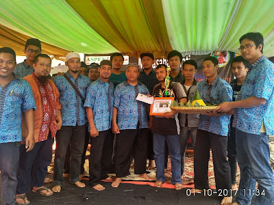 pembagian piagam futsal dan  tropi juara I serta potong tumpeng saat milad serikat pekerja