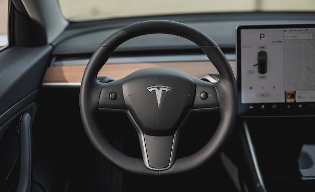 Tesla Model 3 - interior - painel