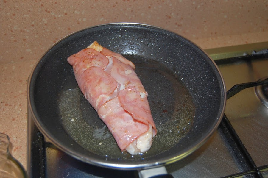 Receta fácil: Pechuga de pollo con tapenade y bacon