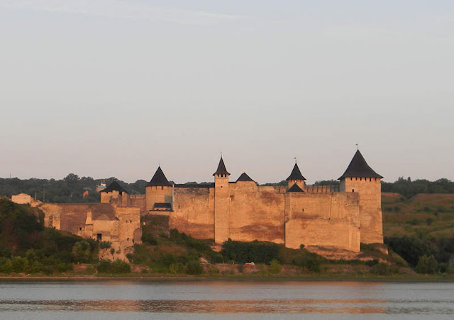 Хотинская крепость, вид с «польской» стороны Днестра.