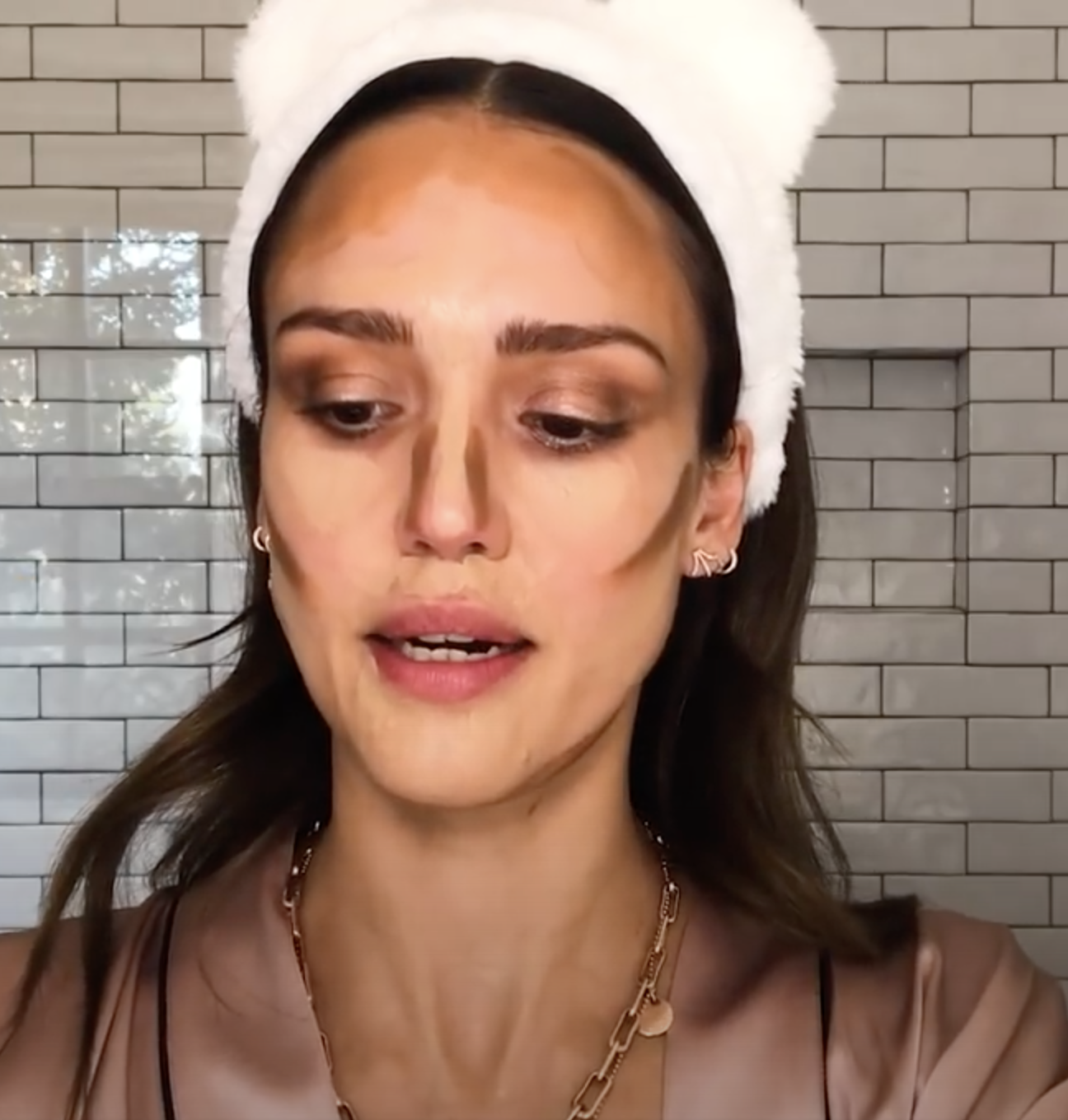 Jessica Alba let´s us peek into her makeup (and skin care) routine!