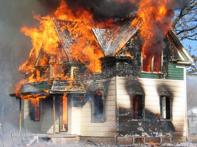 Uma casa pegando fogo, grande incêndio.