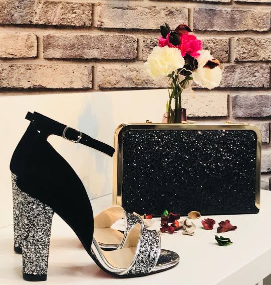 حقيبة صغيرة وحذائها حقيبة صغيرة وحذائها