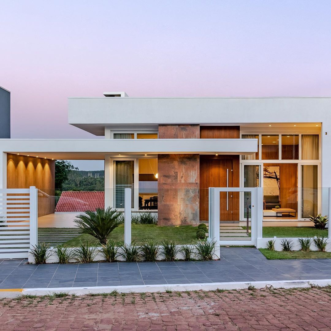 Fachada de casa térrea com 150m² aberturas e muro em vidro e porcelanato  aço corten! - Decor Salteado