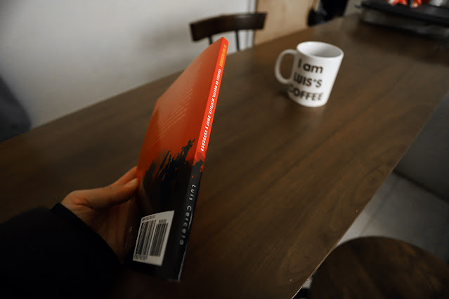 un libro y un café