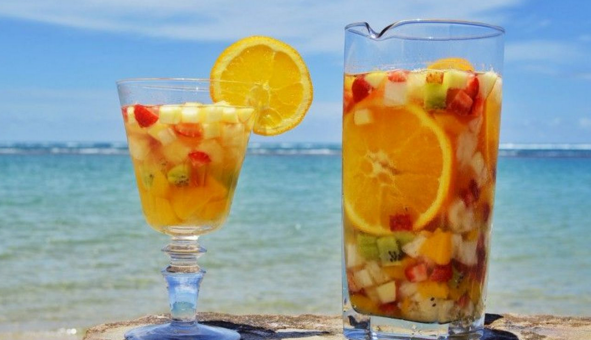 Receitas práticas de culinária Sangria de Vinho Verde.... uma sangria leve e muito agradável