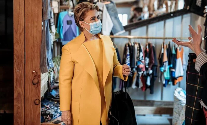 Grand Duchess Maria Teresa wore a black embroidered drill coat from Valentino. Yellow coat. BENU Village Esch in Esch-sur-Alzette