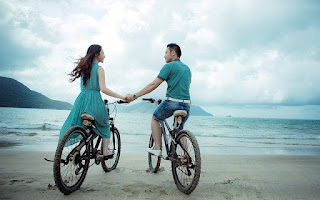 couple-beach-bicycles-bikes