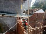 Babinsa Gotong Royong Membangun Rumah Warga Manisrenggo