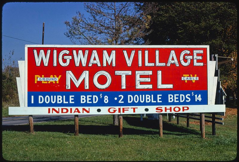 35 Amazing Pics Capture Billboards of the U.S in the Late 1970s and