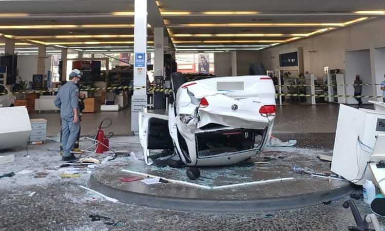 Carro cai do terceiro andar e atinge mulheres na recepção de concessionária