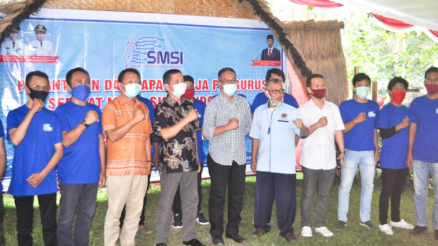 Pengurus SMSI Lotim resmi dilantik, HM Syukur : Segera bergerak! Pengurus SMSI Lotim resmi dilantik, HM Syukur : Segera bergerak!