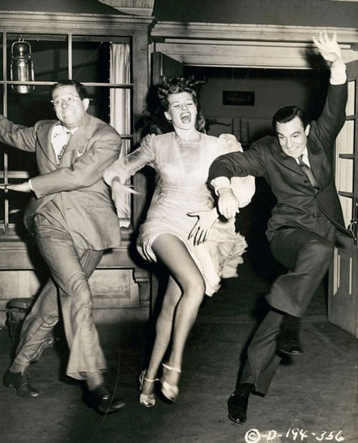 Hollywood actores clásicos bailando y saltando muy felices y elegantes