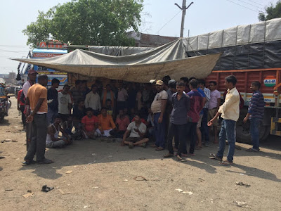 सड़क निर्माण के लिए वजीरगंज में सड़क जाम