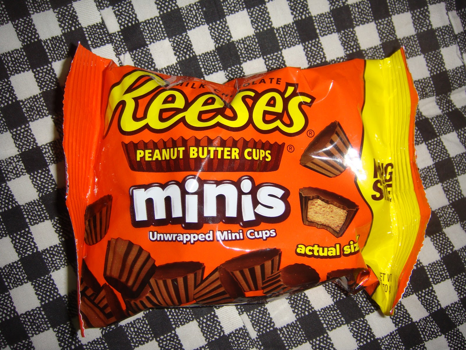 Supersupergirl's Food Reviews Reese's minis unwrapped mini cups PEANUT BUTTER CUPS and