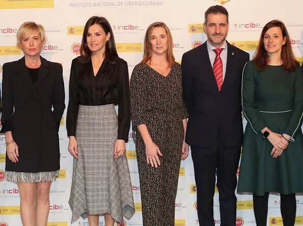 Queen Letizia wore a pointed check wool skirt by Massimo Dutti. On the International Safe Internet Day. Cybersecurity Institute