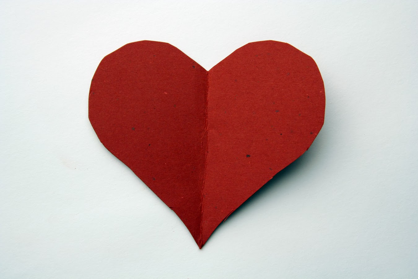 Создать сердце. Сердечко из бумаги. Валентинка в виде сердца. Бумажное сердце. Маленькие сердечки из бумаги.