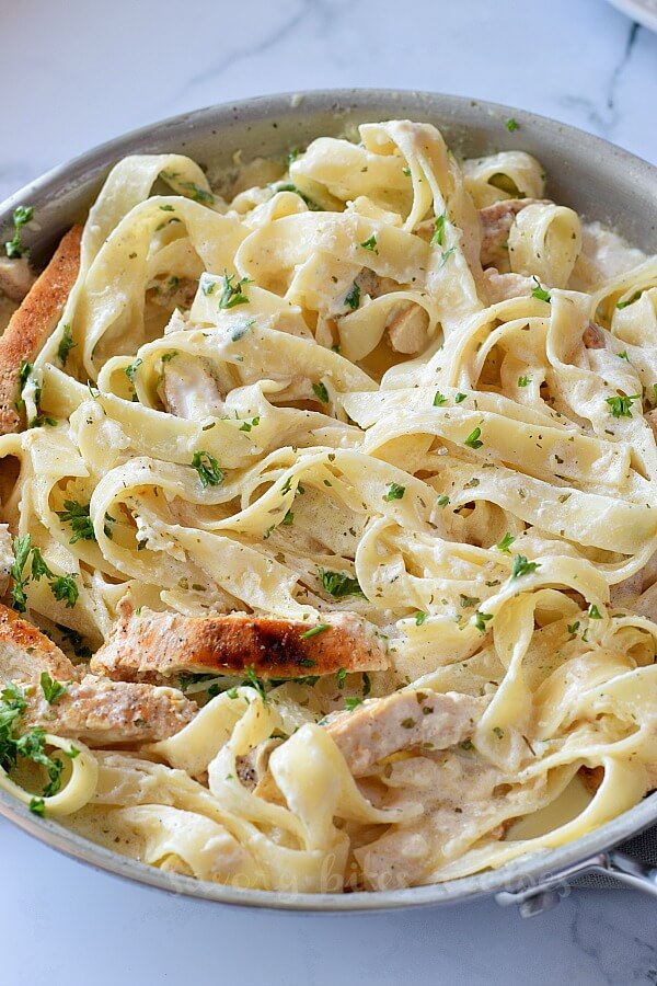 easy chicken Alfredo in a pan