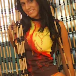 Andrea Rincon, Selena Spice Galeria 36 : Shakiras, Camiseta Negra Con Amarillo y Rojo, Tanga Amarilla y Naranja Foto 9