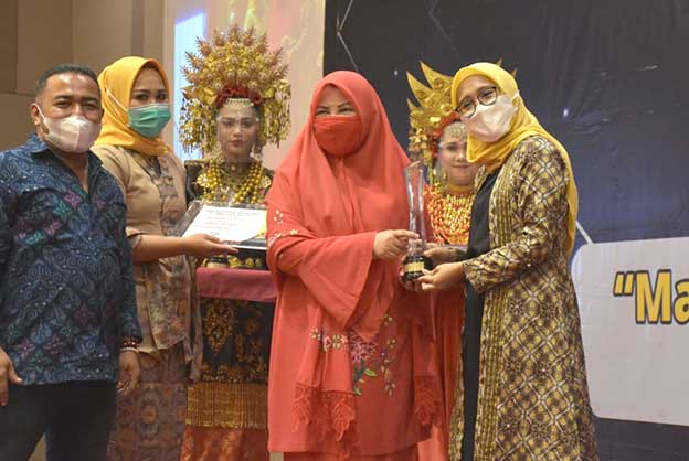 Semen Padang Kembali Juara I Anugerah Keterbukaan Informasi