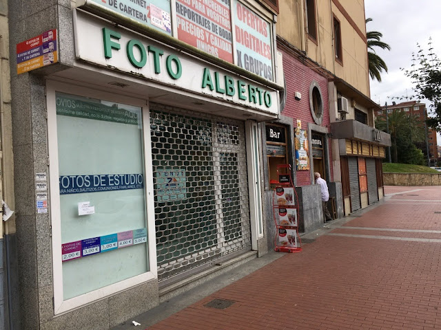 Comercio cerrado en la calle Murrieta
