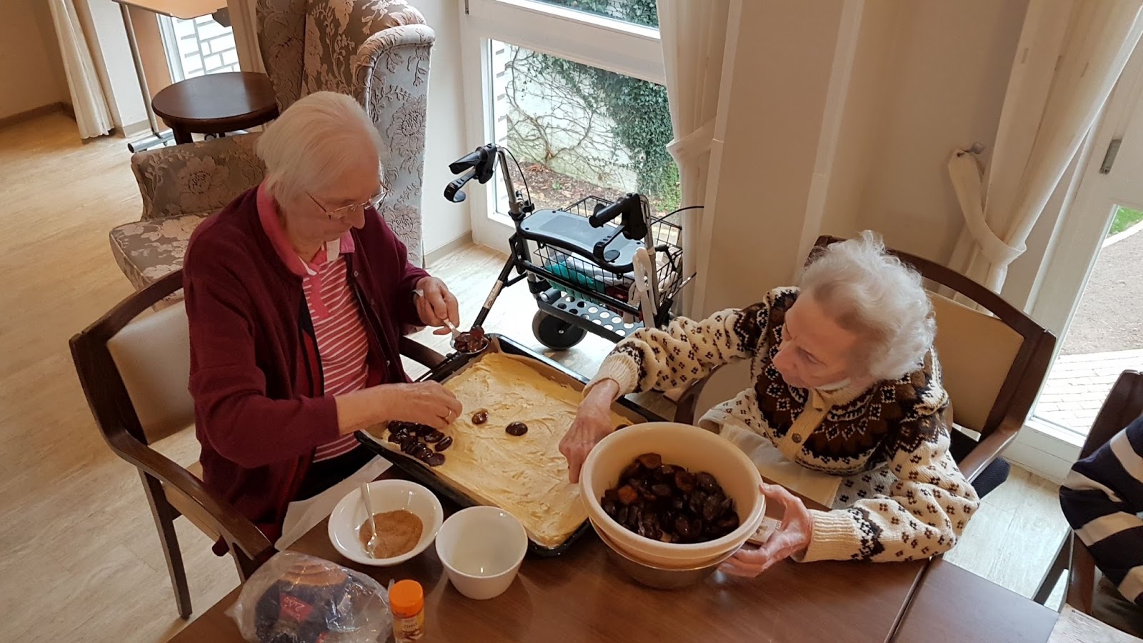 SCHEEL Altenpflegeheim: "Omas Pflaumenkuchen" SCHEEL Altenpflegeheim: "Omas Pflaumenkuchen"