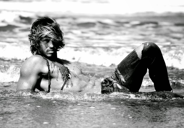 O repórter mais sexy do Brasil posou para sessão de fotos em uma praia. Foto: Rodrigo Marconatto