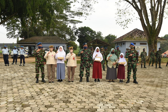 d30e8b3d cf76 4743 8fb8 5659ee63d664 Danlanud BNY Berikan Beasiswa Kepada Putra-Putri Anggota Lanud BNY yang Berprestasi