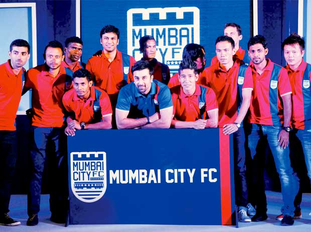 Mumbai City squad with Ranbir Kapoor