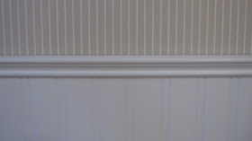 Kleines gelbes Haus: Beadboard Wandverkleidung