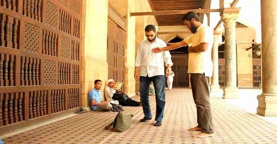 Keluarga Bela Islam: Bahaya Berjalan di Depan Orang yang Sedang Sholat