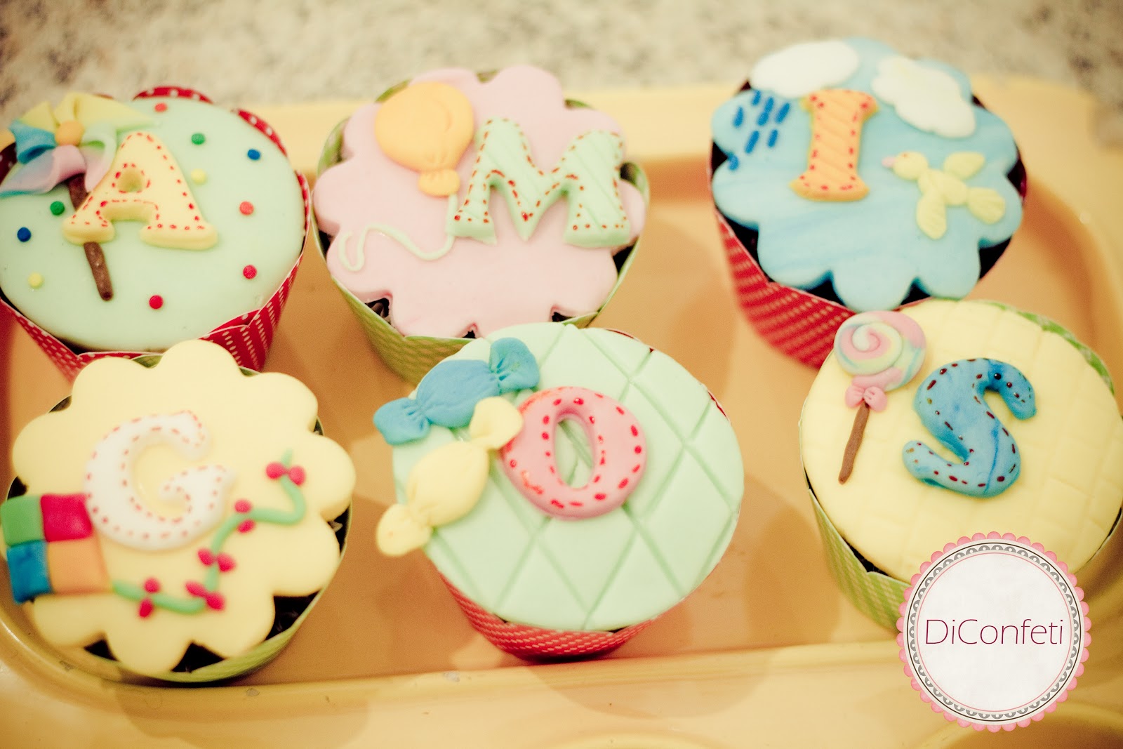Di Confeti Cupcakes com pasta americana