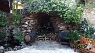 Gruta de pedra construída com pedra moledo, tipo pedra natural.