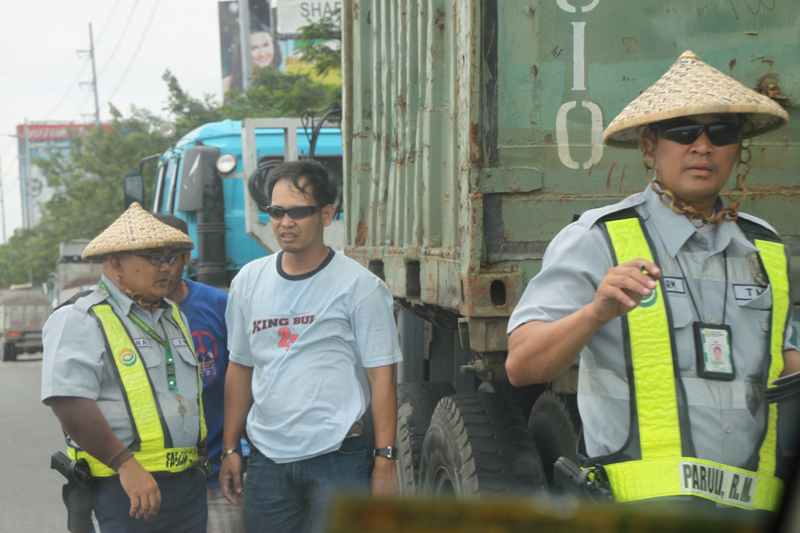 PromdiNEWS Filipiniana for NLEX toll booth tellers, workers