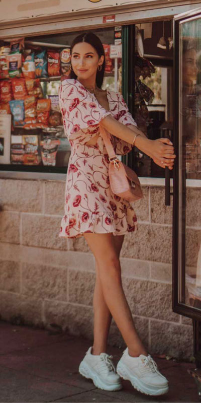 Looking for Cute Summer Outfits for Teenage Girls? See these 31 New Summer Outfits for Teen Girls to Copy in 2019. Teenage Fashion via higigle.com | floral mini dress | #teenoutifts #teenage #summeroutfits #minidress