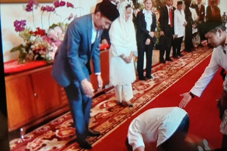 Seorang Tamu Sujud Didepan Jokowi Dan Iriana Saat Open House Seorang Tamu Sujud Didepan Jokowi Dan Iriana Saat Open House