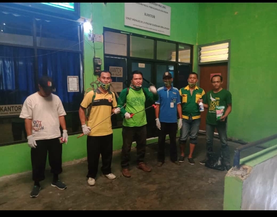 UPPD Pasar Singosari Tetap Laksanakan Penyemprotan Guna Memutus Mata Rantai Virus Covid-19