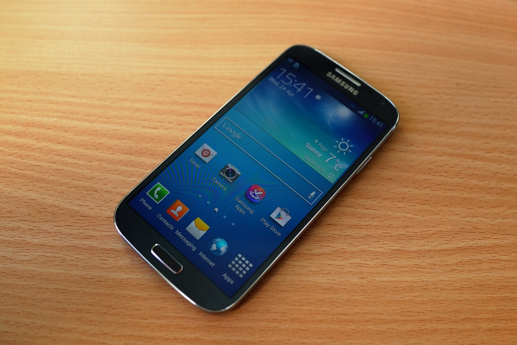 Куплю телефон самсунг б у. Samsung Galaxy s4 2016. Galaxy s4 9506. Samsung Galaxy 2013 back. Samsung Galaxy s4 gt-i9500 оригинал.