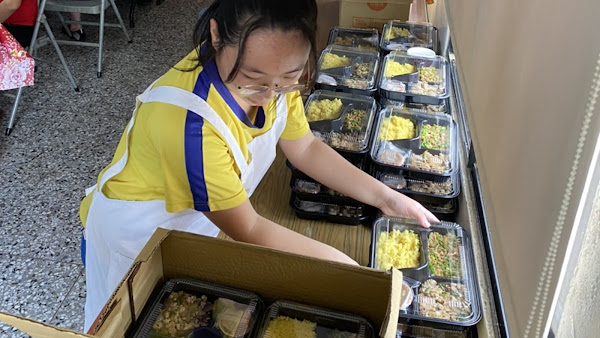 二水國中學生手作時令餐盒 送愛到源泉社區