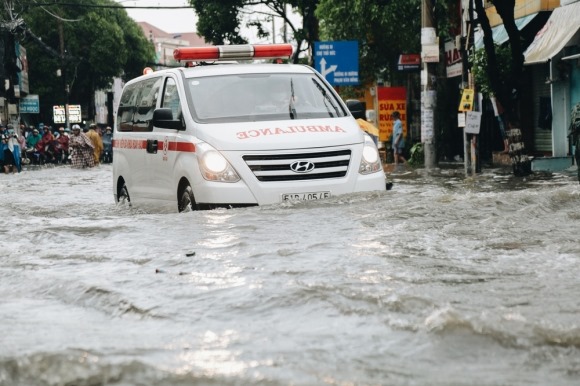 Mấy anh đòi thu phí chống ngập có thấy không, chỉ 15 phút mưa đã làm giao thông tê liệt?