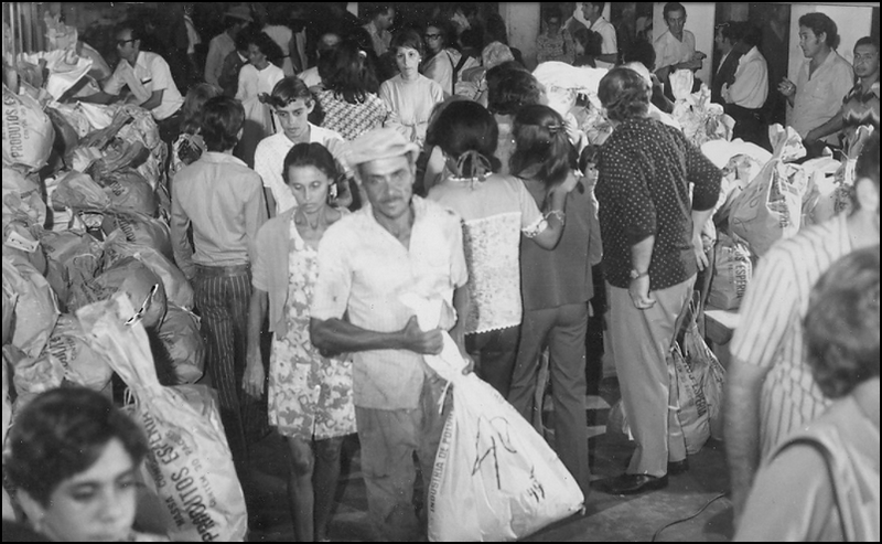 Chico Xavier, distribuição de alimentos em 1973, em Uberaba
