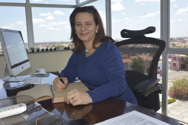Resultado de imagem para Christiane Coelho assume prefeitura de Sobral